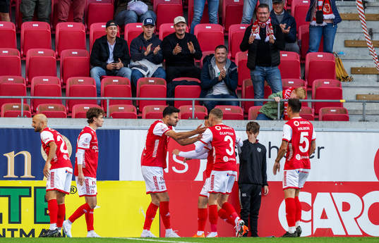 Kalmars Deniz Hummet jublar med lagkamrater efter efter 1-0
