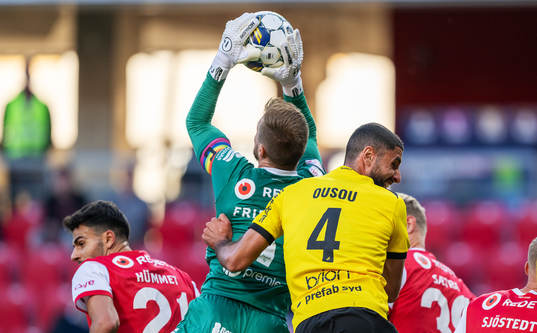 Kalmars målvakt Ricardo Friedrich och Häckens Aiham Ousou