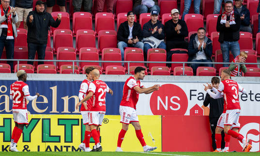 Kalmars Deniz Hummet jublar med lagkamrater efter 1-0