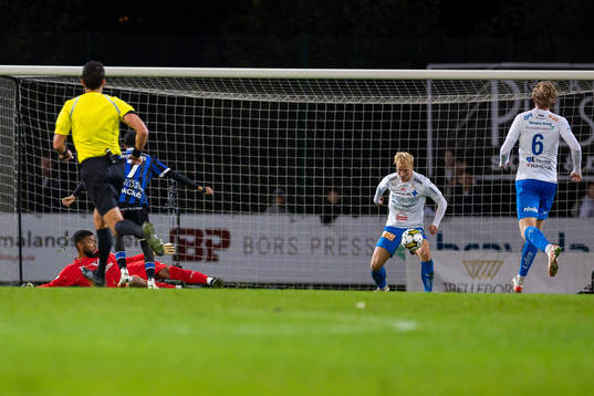 Värnamos Jonathan Ursin Rasheed faller när Sirius