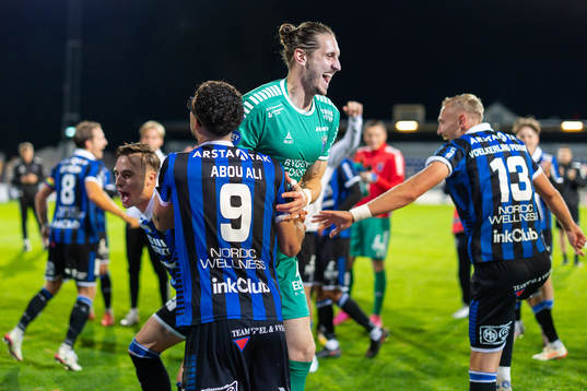 Sirius Wessam Abou Ali och målvakt David Mitov Nilsson