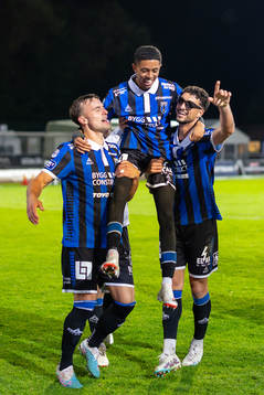 Sirius Henrik Castegren, Tashreeq Matthews och Wessam Abou Ali jublar