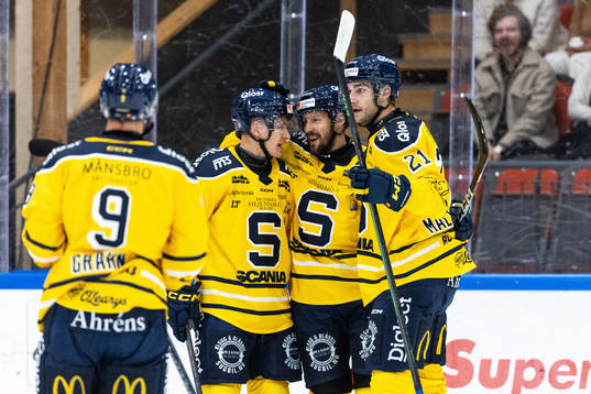 Södertäljes Filiph Engsund jublar med Marcus Eriksson och