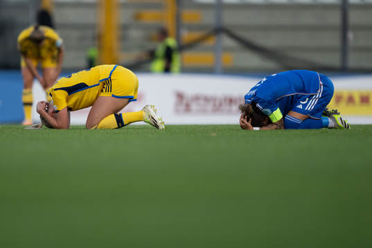 Stina Blackstenius of Sweden and Elena Linari of Italy in