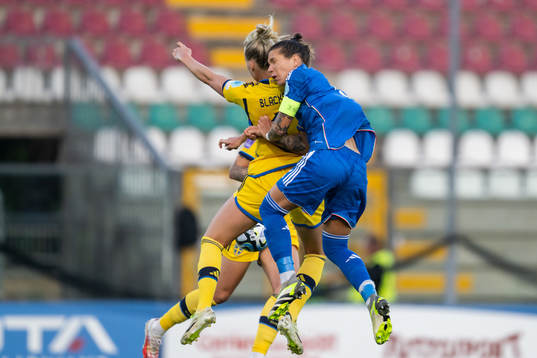 Stina Blackstenius of Sweden and Elena Linari of Italy