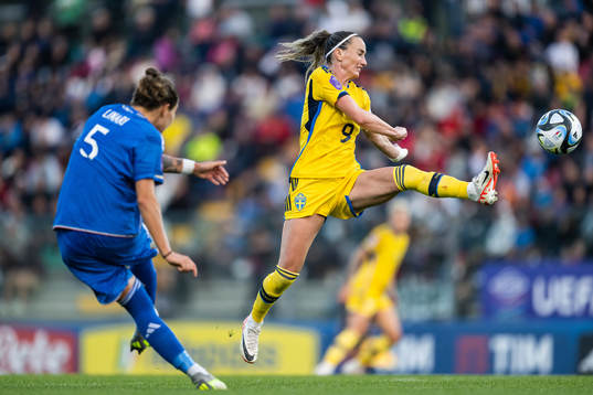 Elena Linari of Italy and Kosovare Asllani of Sweden