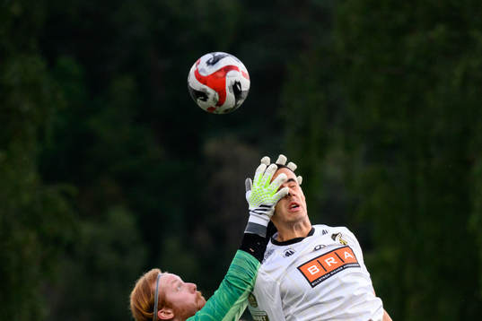 Jonsereds IFs målvakt Jonathan Hernandez och BK Häckens