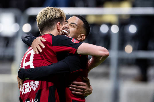 Östersunds Erick Brendon Pinheiro da Silva jublar med Myroslav Mazur efter 2-0