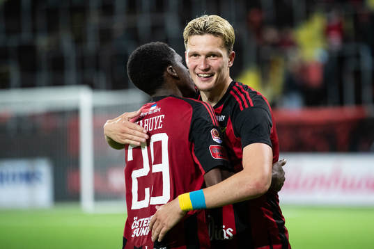 Östersunds Calvin Kabuye och Myroslav Mazur jublar