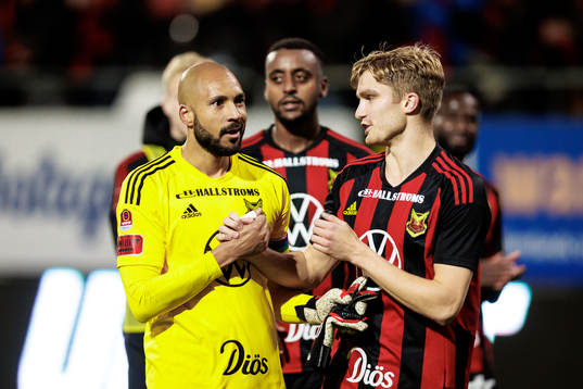 Östersunds Aly Keita jublar med Östersunds Jakob Johnsson