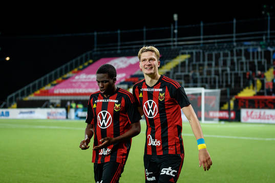 Östersunds Calvin Kabuye och Myroslav Mazur jublar