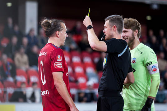 Östers Jesper Jonasson Westermark tilldelas gult kort av