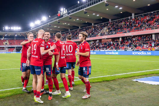 Östers spelare jublar efter mål 1-0