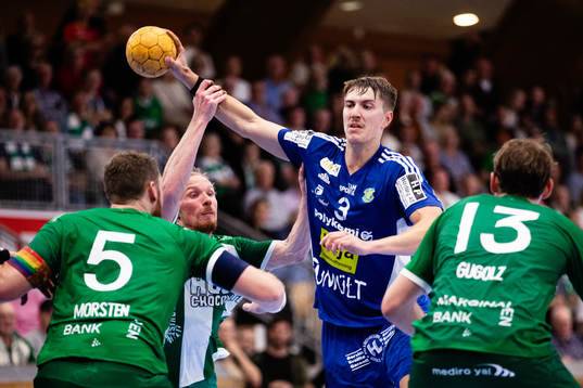  Ystads Oskar Joelsson i kamp med Hammarbys Henrik Olsson, Alexander Morsten och Max Gugolzunder handbollsmatchen i Handbollsligan herr mellan Hammarby och Ystad IF den 27 september 2023 i Stockholm. 