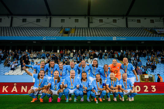 Malmö FFs spelare jublar med pokalen