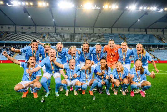 Malmö FFs spelare jublar med pokalen
