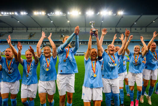 Malmö FFs spelare jublar med pokalen