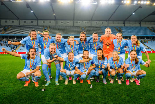 Malmö FFs spelare jublar med pokalen