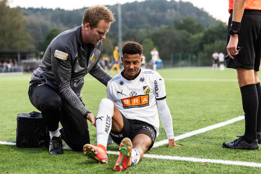 BK Häckens Tobias Sana har ont och får vård