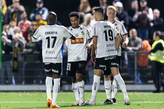 BK Häckens Momodou Sonko jublar med lagkamrater