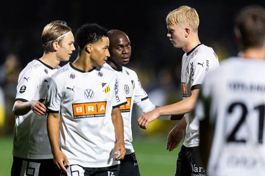 BK Häckens Akoua Romeo Amane jublar med lagkamrater