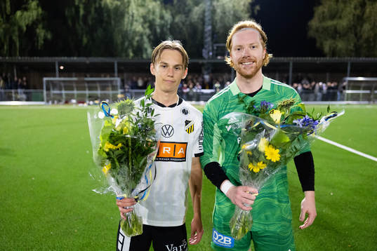 BK Häckens Pontus Dahbo och Jonsereds IFs målvakt Jonathan Hernandez med pris som matchens lirare i respektive lag