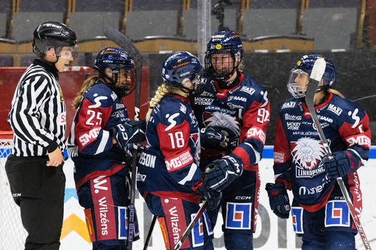 Linköpings Moa Gustafsson jublar med lagkamrater