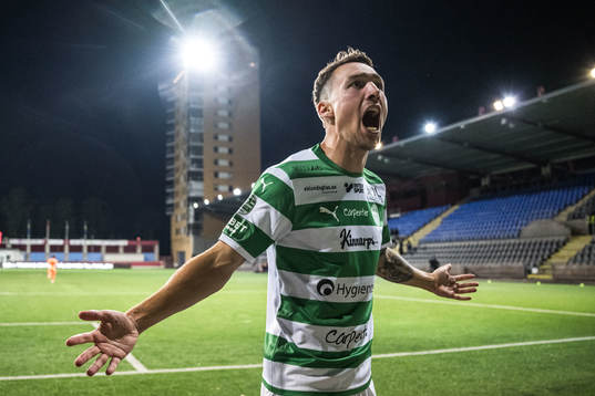 Västerås SKs Filip Tronet jublar 1-2