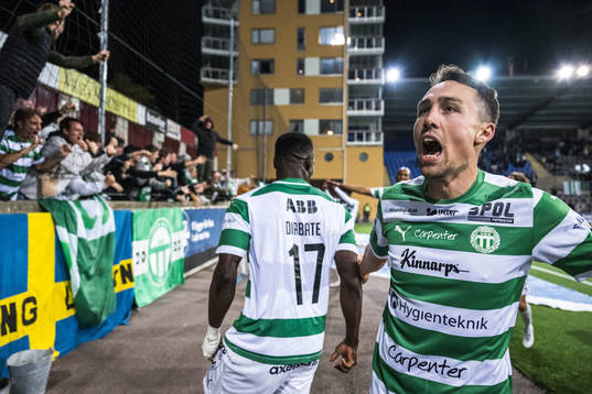 Västerås SKs Filip Tronet jublar 1-2