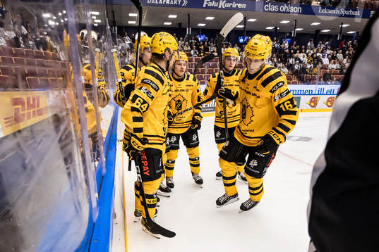 Skellefteås Linus Lindström jublar med lagkamrater