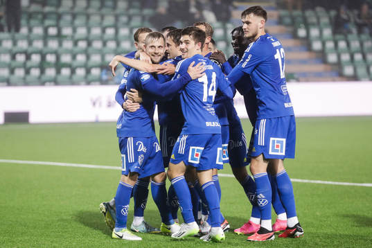 GIF Sundsvalls Erik Andersson jublar med lagkamrater efter 2-0