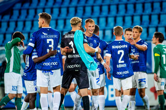 Trelleborgs Liam Olausson jublar med lagkamraterna
