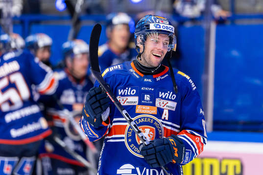 Växjös Robert Rosén jublar