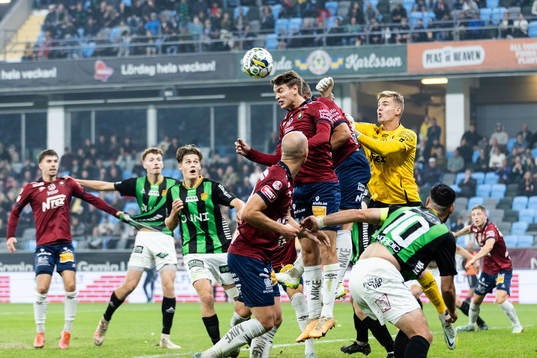 Örgrytes Noah Christoffersson och målvakt Mathias Nilsson