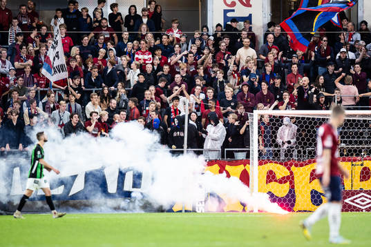 Matchen avbryts på grund av inkastade föremål
