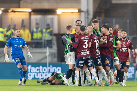 Irriterat mellan lagen efter en tackling på GAIS  Gustav Lundgren