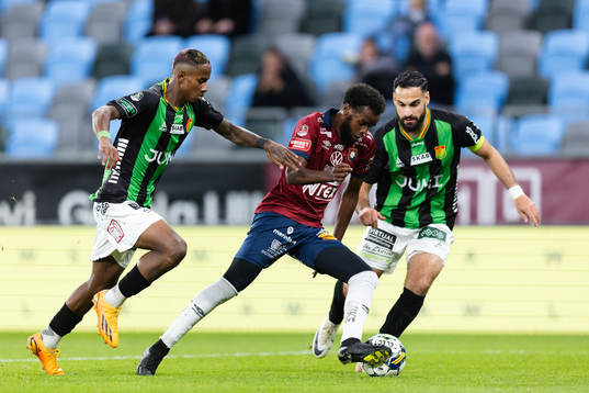 GAIS  Chovanie Shakur Amatkarijo och Mervan Celik i kamp med Örgrytes Mubaarak Nuh