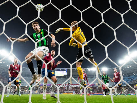 GAIS Anes Cardaklija och Örgrytes målvakt Mathias Nilsson