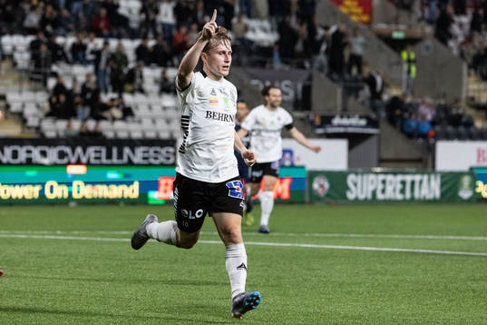 Örebros Victor Backman jublar efter 3-0