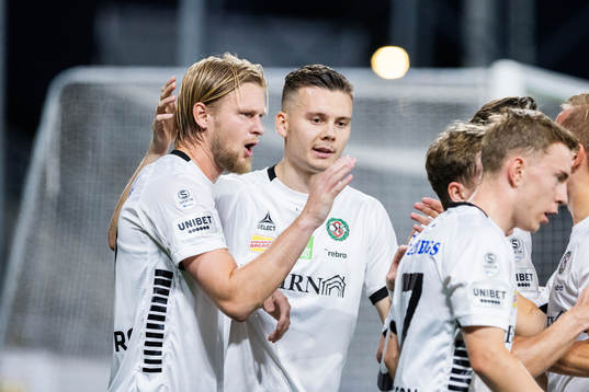 Örebros Kalle Holmberg jublar med lagkamrater efter 2-0
