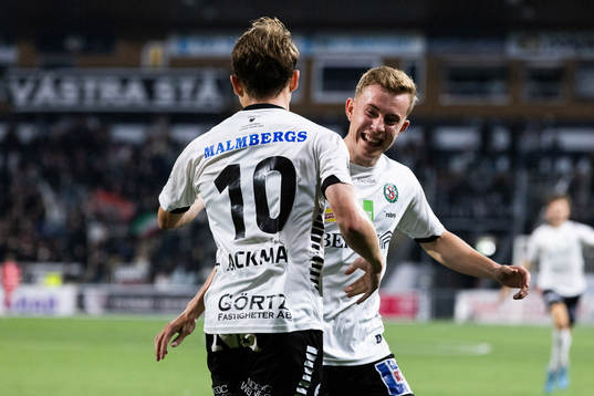 Örebros Victor Backman och Valgeir Valgeirsson jublar efter 3-0
