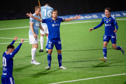 GIF Sundsvalls Pontus Engblom juiblar efter att ha gjort 1-0