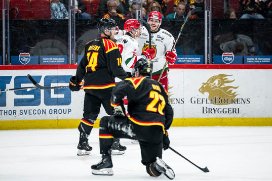 Moras Johan Persson jublar med lagkamrater