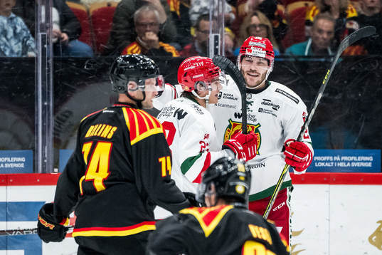 Moras Johan Persson jublar med lagkamrater