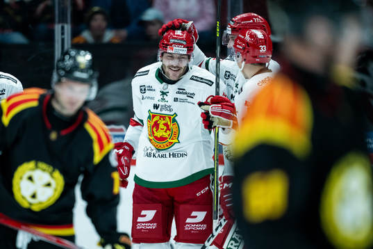 Moras Johan Persson jublar med lagkamrater