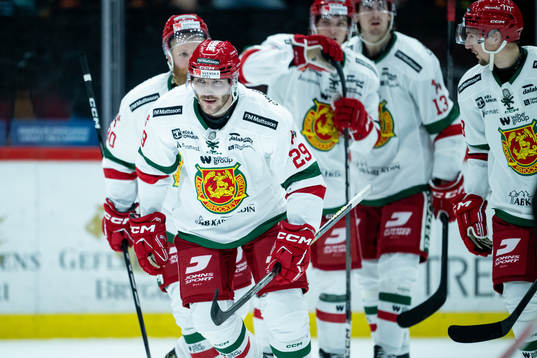 Moras Johan Persson jublar med lagkamrater