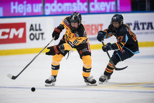 Luleås Ronja Savolainen och Djurgårdens Alice Wallin