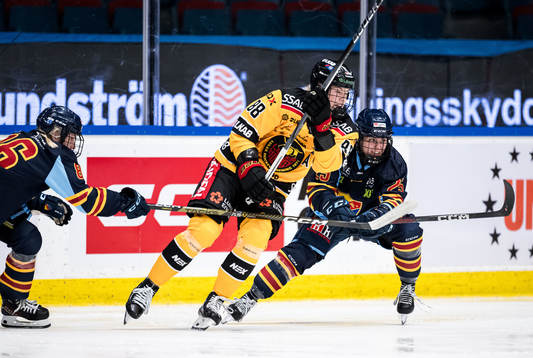 Luleås Ronja Savolainen och Djurgårdens Alice Wallin
