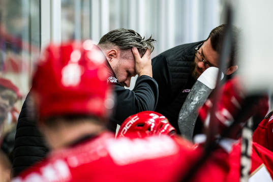 Troja/Ljungbys tränare Jens Gustafsson har ont