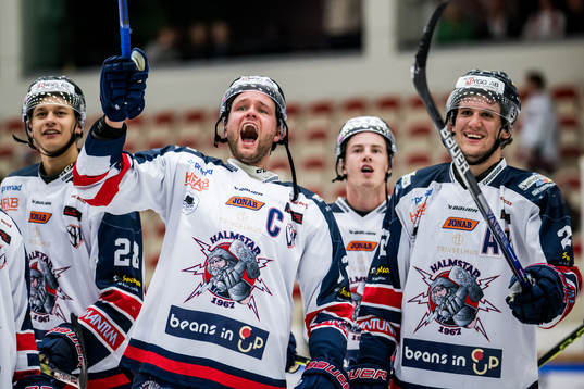 Halmstads Robin Dahse och Victor Gagic jublar